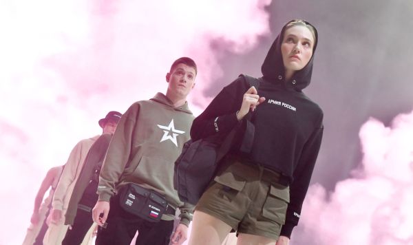 Модели демонстрируют одежду из новой коллекции компании Black Star Wear совместно с сетью магазинов "Армия России"