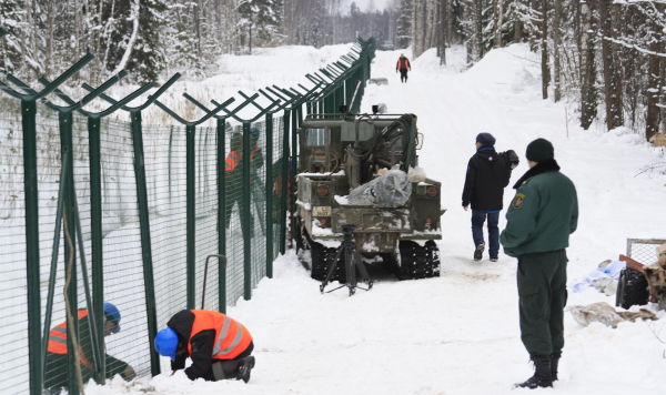 Строительство забора на латвийсо-российской границе 