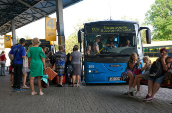 Пассажиры садятся в междугородний автобус на автовокзале Даугавпилса