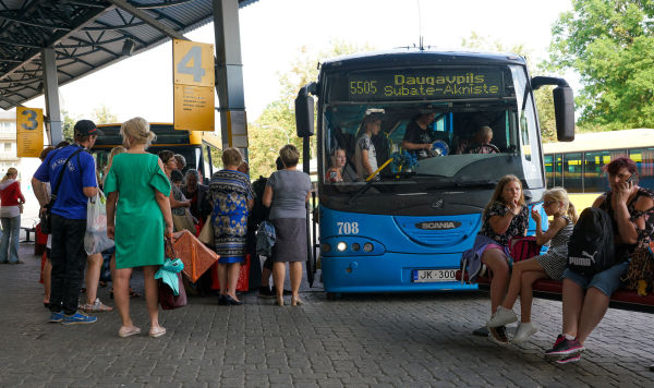 Пассажиры садятся в междугородний автобус на автовокзале Даугавпилса