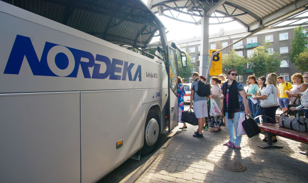 Пассажиры ожидают посадки на автобус Даугавпилс - Рига