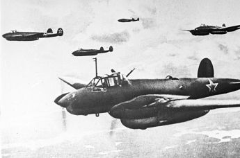 Пикирующие бомбардировщики "Пе-2" в полете