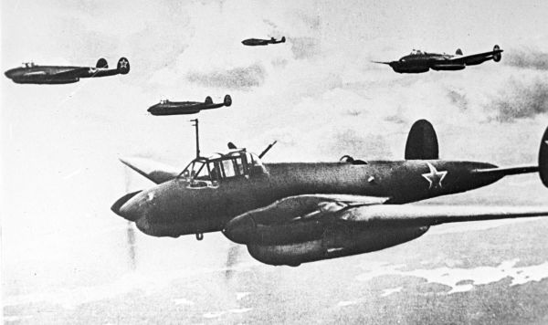 Пикирующие бомбардировщики "Пе-2" в полете