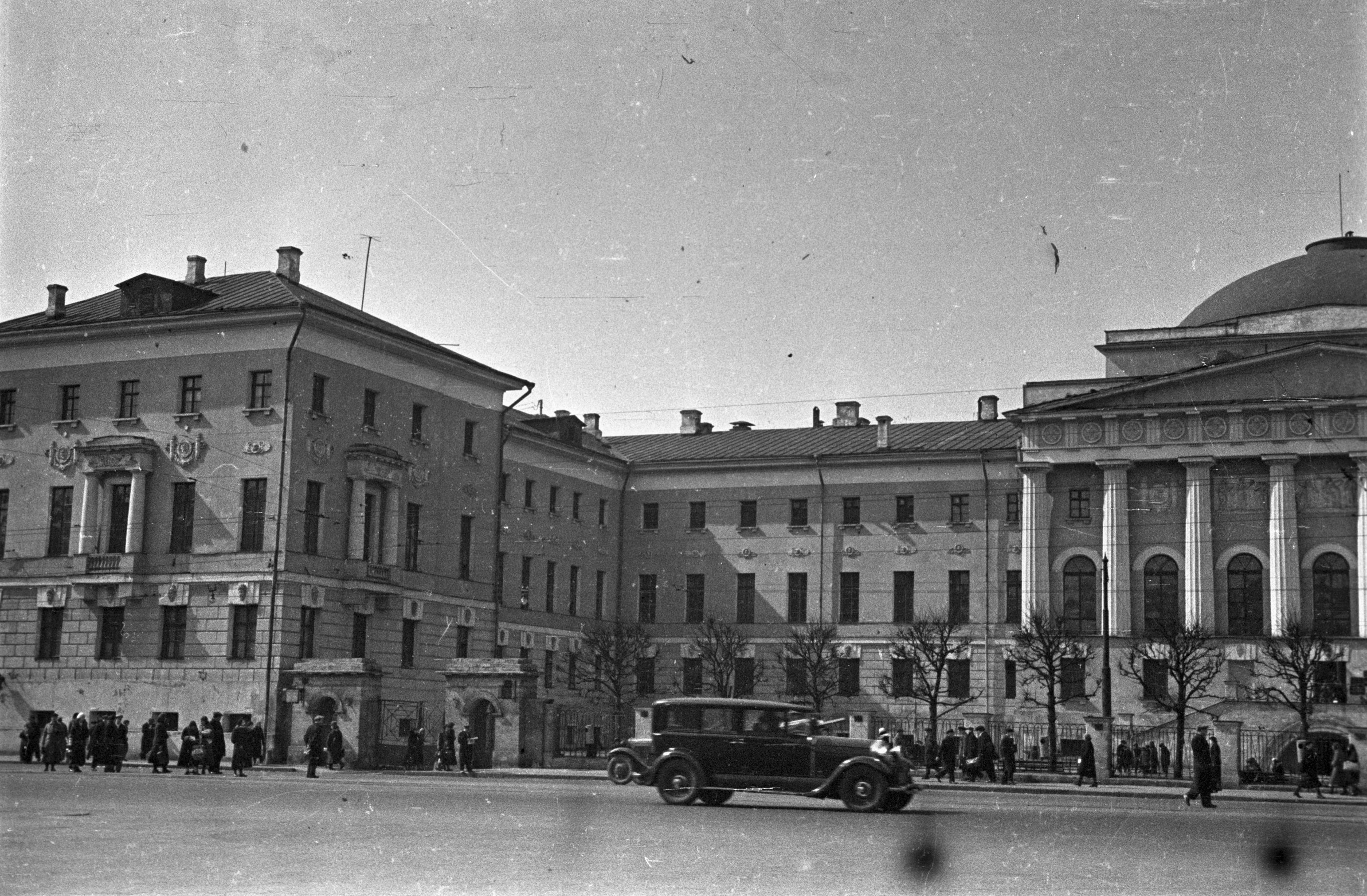 Комплекс зданий Московского государственного университета (МГУ) на Моховой улице. Москва, 1937 год