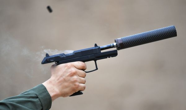 Демонстрация самозарядного пистолета "Удав" с глушителем на полигоне АО "ЦНИИточмаш"