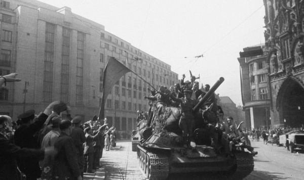 Жители Праги приветствуют советских воинов-освободителей. 9 мая 1945 года
