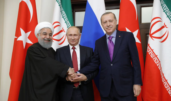 Президент РФ Владимир Путин, президент Ирана Хасан Рухани (слева) и президент Турции Реджеп Тайип Эрдоган