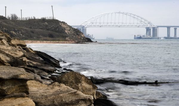 Суда проходят под аркой Крымского моста после возобновления судоходства в Керченском проливе