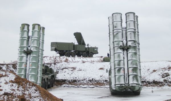 Дивизион зенитной ракетной системы (ЗРС) С-400 "Триумф".