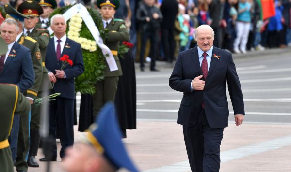 Президент Белоруссии Александр Лукашенко на церемонии возложения венка к монументу Победы в Минске, посвященной Дню Победы.
