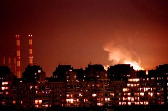 Пламя от взрыва крылатой ракеты НАТО, 24 марта 1999 года