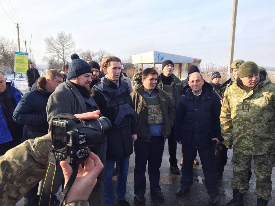 Себастьян Курц и министр иностранных дел Украины Павел Климкин посетили контрольно-пропускной пункт  «Пищевик» в Донецкой области , 3 января 2017 