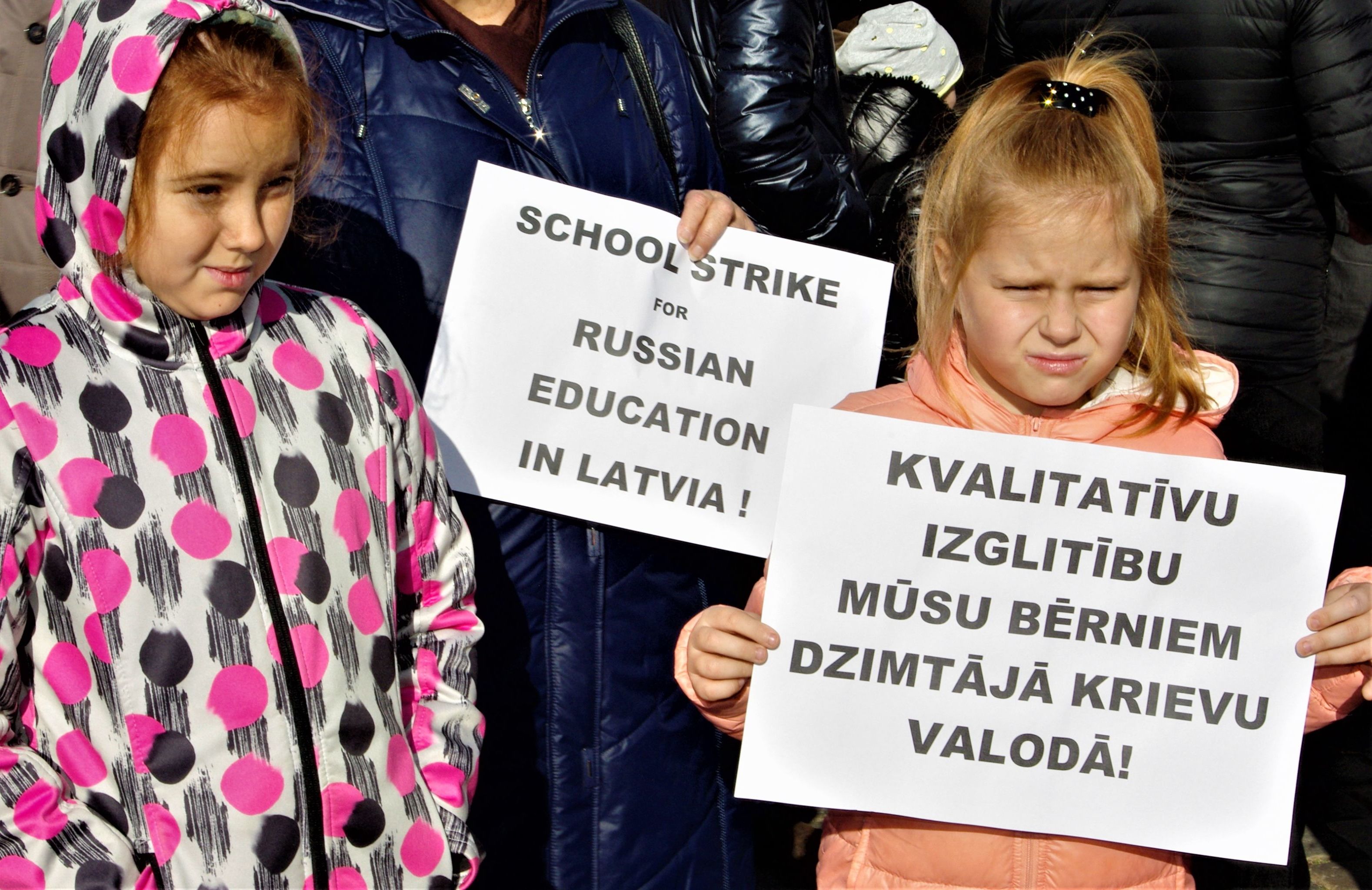 Дети на Шествии в защиту русских школ 5 октября 2019 года