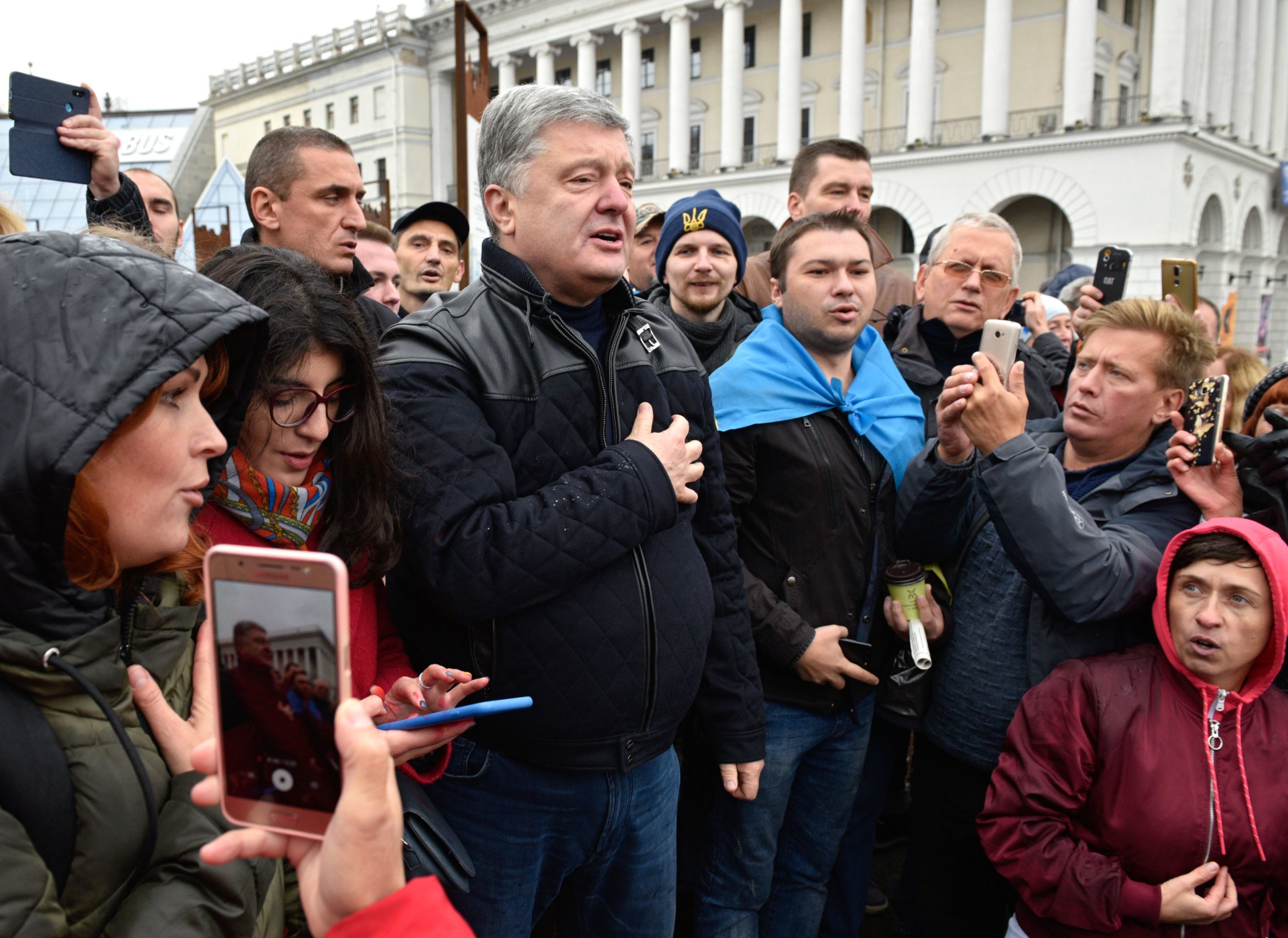 Бывший президент Украины, лидер партии "Европейская солидарность" Петр Порошенко (в центре) на акции "Нет Капитуляции" 