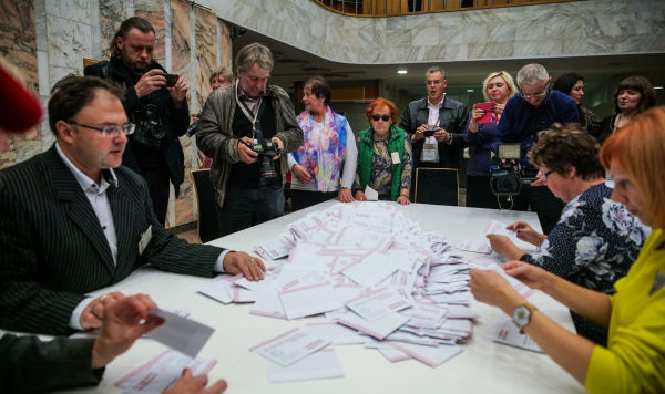 Подсчет голосов на избирательном участке в Доме конгрессов в Риге 