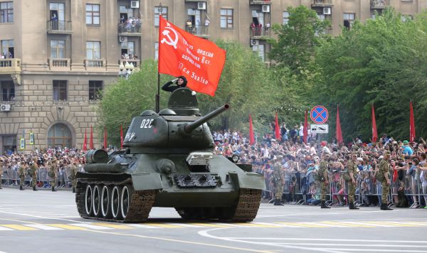 Танк Т-34 во время военного парада в Волгограде