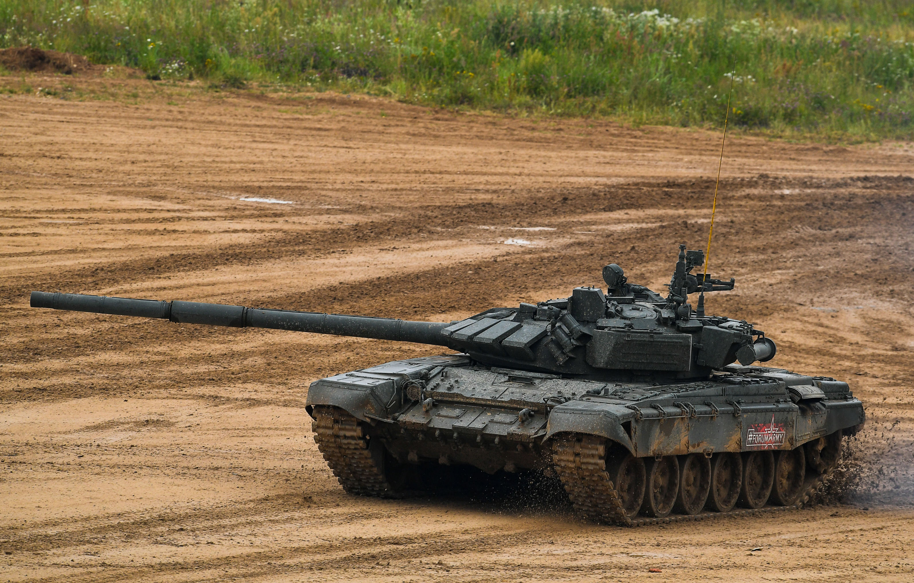 Танк Т-90А во время демонстрации ходовых и огневых возможностей на полигоне "Алабино"