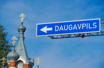 Дорожный знак Направление в город Даугавпилс