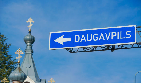 Дорожный знак Направление в город Даугавпилс