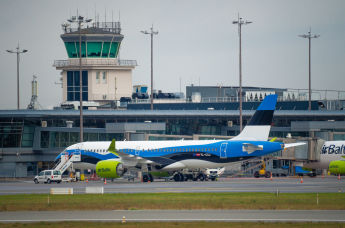 Самолет авиакомпании airBaltic Airbus A220-300 в цветах эстонского флага в аэропорту Рига