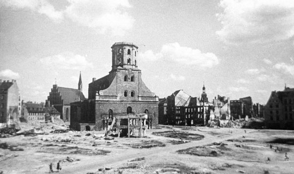 Ратушная площадь в Риге после ухода фашистов, 1944 год