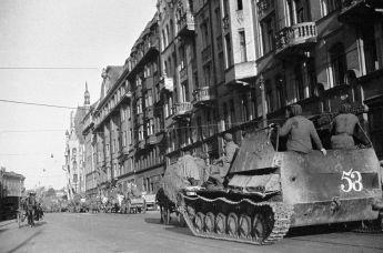 Колонна советских танков проходит по улицам освобожденной Риги, 1944 год