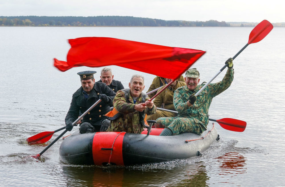Капитан команды "Северный поток" Олег Сысолятин размахивал флагом на финише