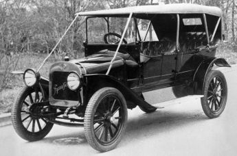 Автомобиль "Руссо-Балт" модели 1910 года в Государственном политехническом музее в Москве