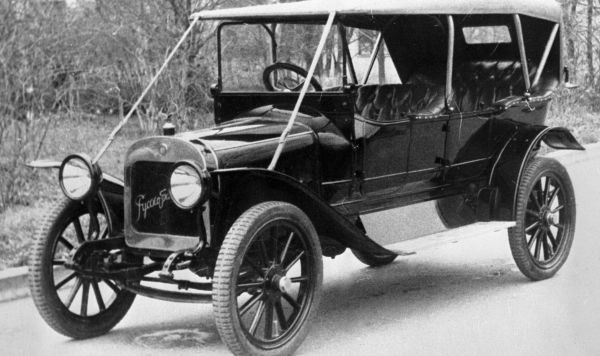 Автомобиль "Руссо-Балт" модели 1910 года в Государственном политехническом музее в Москве