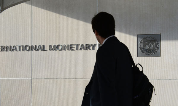 Мужчина у здания Международного валютного фонда