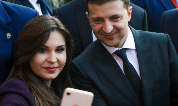 Президент Украины Владимир Зеленский  делает сэлфи с девушкой