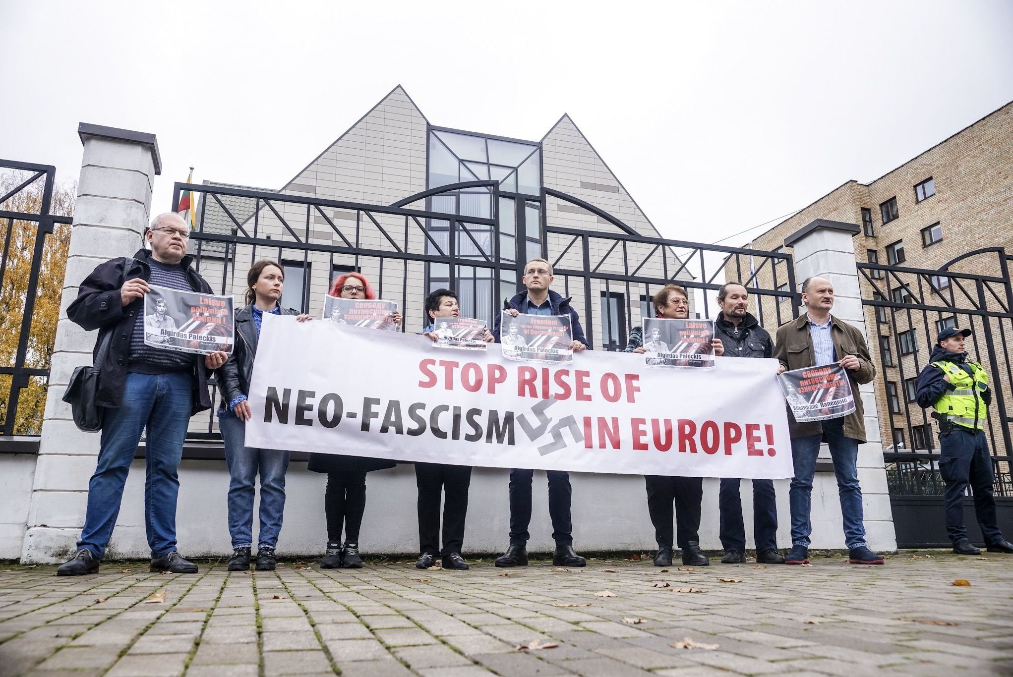 Митинг в поддержку Палецкиса у здания посольства Литвы в Латвии