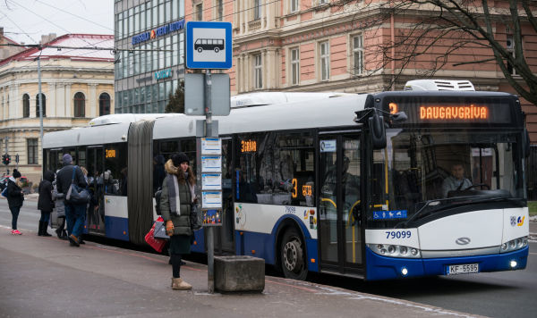 Автобус на остановке общественного транспорта в Риге