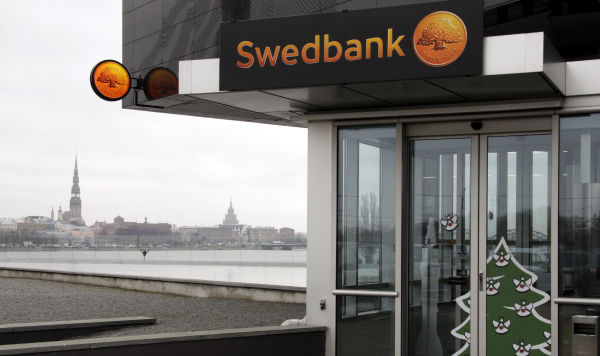 Вкладчики Swedbank активно снимают деньги в банкоматах