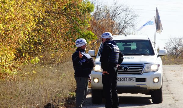 Наблюдатели ОБСЕ в поселке Золотое в Луганской области