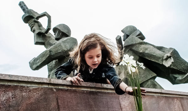 Девочка у памятника Освободителям Риги