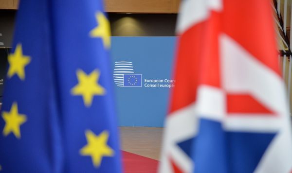 Флаги Великобритании и ЕС в здании Европейского Совета в Брюсселе