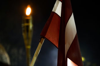 Факел и флаг Латвии