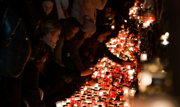 Рижане зажигают поминальные свечи у стены Рижского замка в День Лачплесиса, 11 ноября 2019 