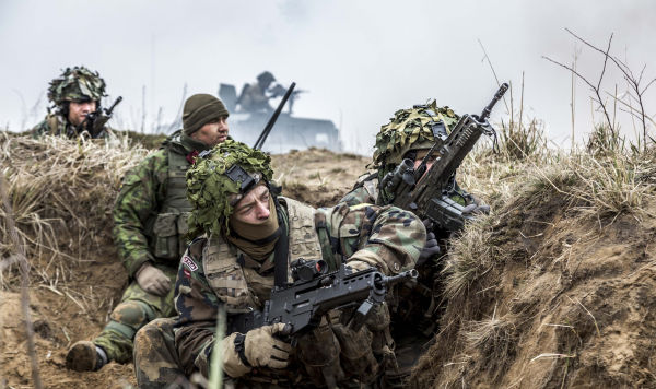 Латвийские военные во время учений НАТО Латвийские военные во время учений НАТО