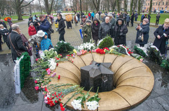 Зажжение Вечного огня в латвийском Даугавпилсе вызвало бурную реакцию у местных нацпатриотов