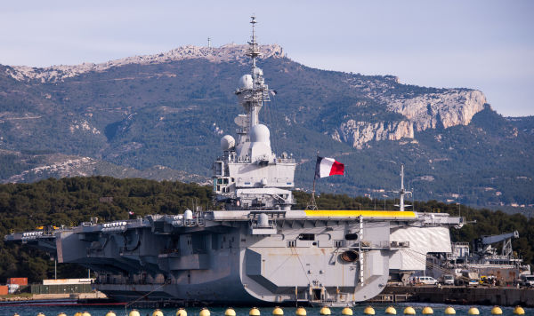 Авианосец "Шарль де Голль" в порту Тулона
