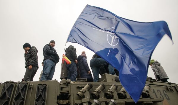 Рижане осматривают военную технику НАТО во время парада Риге в День независимости Латвии