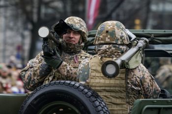 Латвийский военный c переносным зенитным комплексом Stinger на параде в Риге в День независимости Латвии