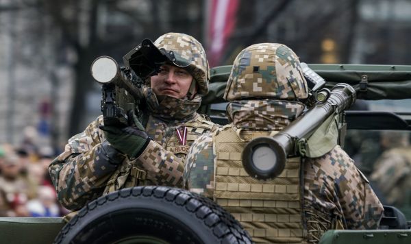 Латвийский военный c переносным зенитным комплексом Stinger на параде в Риге в День независимости Латвии