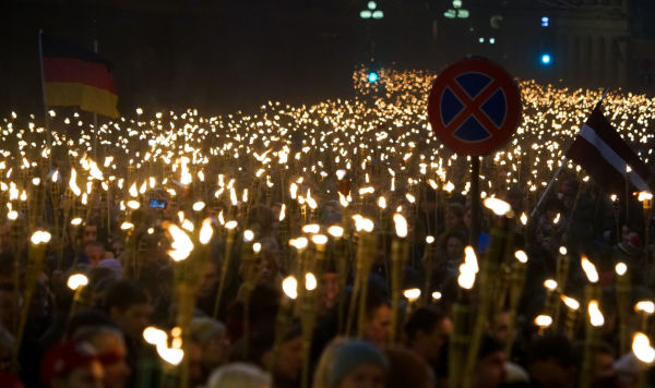 Участники факельного шествия в честь Дня независимости Латвии