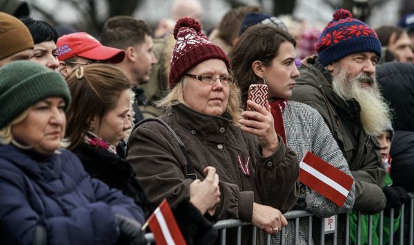 Жители во время военного парада в Риге в День независимости Латвии
