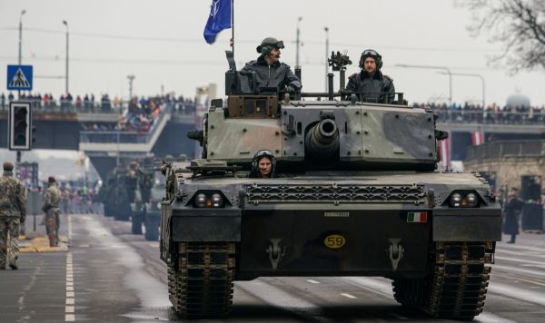 Итальянский танк C1 Ariete на параде в Риге в День независимости Латвии