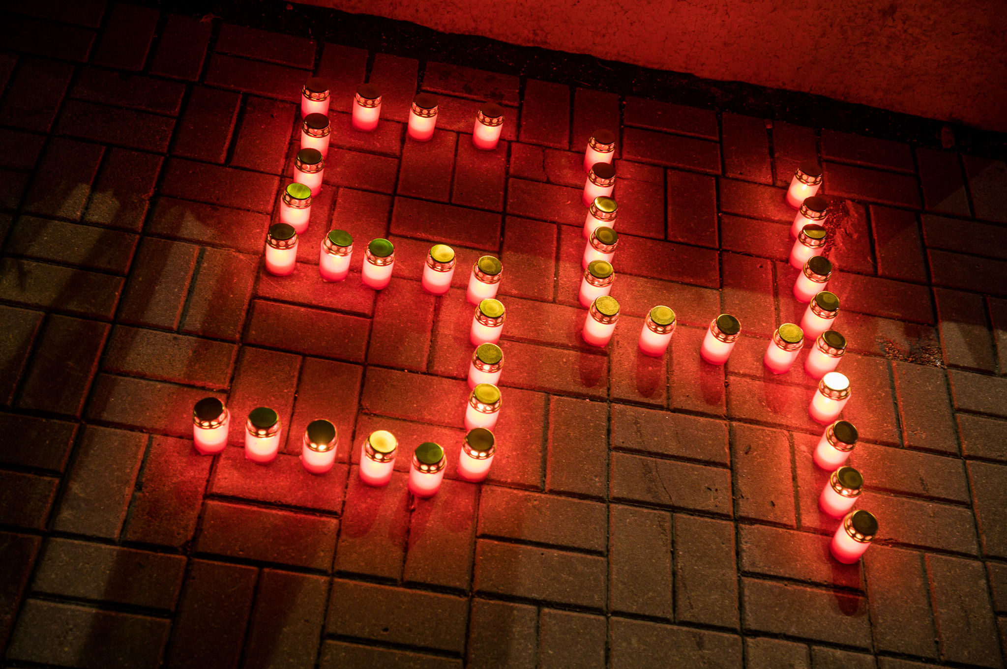 Цифра 54 из свечей - столько жертв трагедии