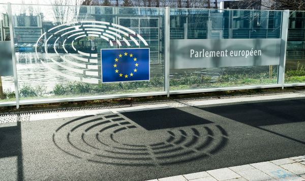 Логотип на здании Европарламента в Брюсселе